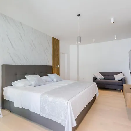 Vila Vitae & Pax Sutivan