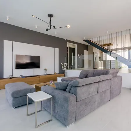 Vitae & Pax Vila Sutivan